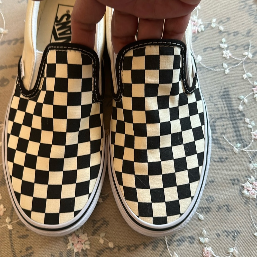 VANS checkered slip on sneaker 
Size 9 UA WOMAN; Size 7.5 US MEN
BRAND NEW